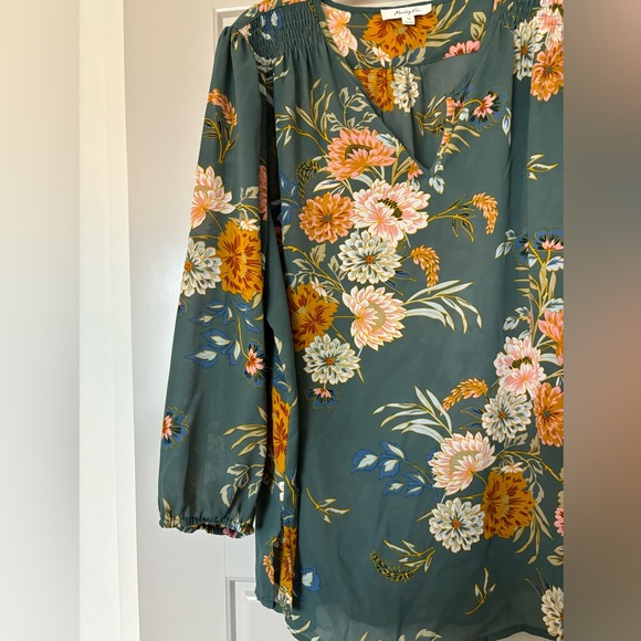 1x Monday Fun Kinney split neck smocked shoulder blouse - Picture 7 of 9